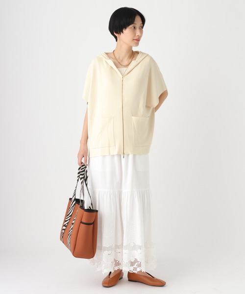 Elura（エルーラ）の「≪接触冷感≫冷感ポンチョニットジレ/664875（ベスト・レディース・ホワイト/ブラック/グレイッシュベージュ・FREE）」の6枚目の写真