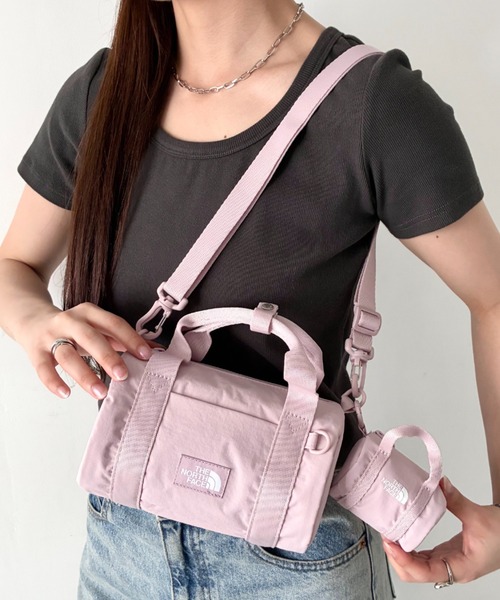THE NORTH FACE(ザノースフェイス)の「THE NORTH FACE(ザ・ノースフェイス)/軽量 ショルダー ロゴプリント ブリーズ ロール クロス バッグ/BREEZE ROLL CROSS BAG(ショルダーバッグ・レディース・ブラック/オレンジ/ホワイト/ピンク・FREE)」の3枚目の写真