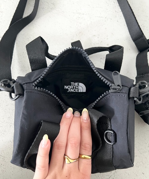 THE NORTH FACE(ザノースフェイス)の「THE NORTH FACE(ザ・ノースフェイス)/軽量 ショルダー ロゴプリント ブリーズ ロール クロス バッグ/BREEZE ROLL CROSS BAG(ショルダーバッグ・レディース・ブラック/オレンジ/ホワイト/ピンク・FREE)」の14枚目の写真