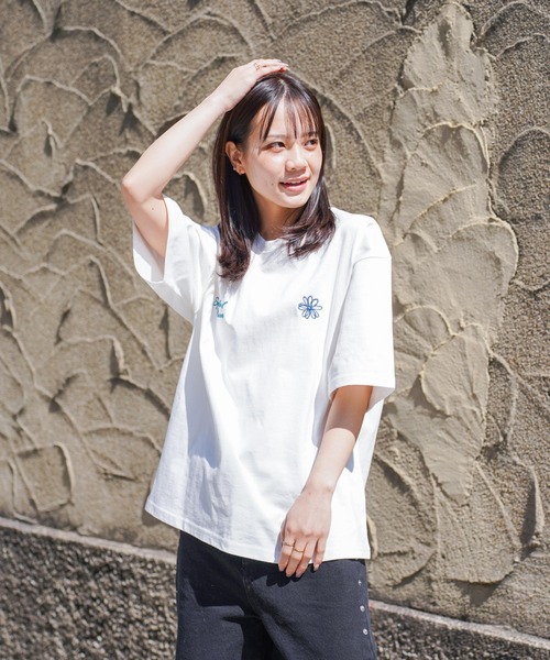 ATELANE(アテレーン)の「ATELANE / リラックスフィット プリント刺繍 クルーネック Tシャツ /アソート(Tシャツ/カットソー・メンズ・ブラック系その他2/グレー系その他/ホワイト系その他/グレー系その他3/グレー系その他2/ホワイト系その他4/杢グレー/ホワイト系その他2/ブラック系その他/ブラック系その他5/ブラック系その他3/ホワイト/ブラック/チャコールグレー/ブラック系その他4/ホワイト系その他3・LARGE/X-LARGE/MEDIUM)」の2枚目の写真