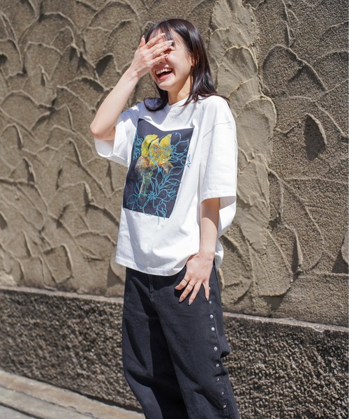 ATELANE(アテレーン)の「ATELANE / リラックスフィット プリント刺繍 クルーネック Tシャツ /アソート(Tシャツ/カットソー・メンズ・ブラック系その他2/グレー系その他/ホワイト系その他/グレー系その他3/グレー系その他2/ホワイト系その他4/杢グレー/ホワイト系その他2/ブラック系その他/ブラック系その他5/ブラック系その他3/ホワイト/ブラック/チャコールグレー/ブラック系その他4/ホワイト系その他3・LARGE/X-LARGE/MEDIUM)」の3枚目の写真