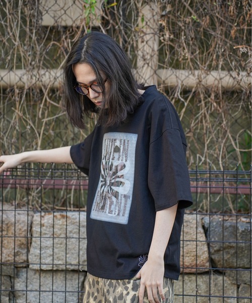 ATELANE(アテレーン)の「ATELANE / リラックスフィット プリント刺繍 クルーネック Tシャツ /アソート(Tシャツ/カットソー・メンズ・ブラック系その他2/グレー系その他/ホワイト系その他/グレー系その他3/グレー系その他2/ホワイト系その他4/杢グレー/ホワイト系その他2/ブラック系その他/ブラック系その他5/ブラック系その他3/ホワイト/ブラック/チャコールグレー/ブラック系その他4/ホワイト系その他3・LARGE/X-LARGE/MEDIUM)」の10枚目の写真