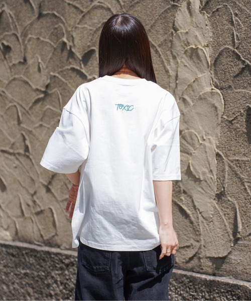 ATELANE(アテレーン)の「ATELANE / リラックスフィット プリント刺繍 クルーネック Tシャツ /アソート(Tシャツ/カットソー・メンズ・ブラック系その他2/グレー系その他/ホワイト系その他/グレー系その他3/グレー系その他2/ホワイト系その他4/杢グレー/ホワイト系その他2/ブラック系その他/ブラック系その他5/ブラック系その他3/ホワイト/ブラック/チャコールグレー/ブラック系その他4/ホワイト系その他3・LARGE/X-LARGE/MEDIUM)」の19枚目の写真