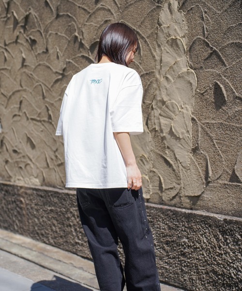 ATELANE(アテレーン)の「ATELANE / リラックスフィット プリント刺繍 クルーネック Tシャツ /アソート(Tシャツ/カットソー・メンズ・ブラック系その他2/グレー系その他/ホワイト系その他/グレー系その他3/グレー系その他2/ホワイト系その他4/杢グレー/ホワイト系その他2/ブラック系その他/ブラック系その他5/ブラック系その他3/ホワイト/ブラック/チャコールグレー/ブラック系その他4/ホワイト系その他3・LARGE/X-LARGE/MEDIUM)」の18枚目の写真