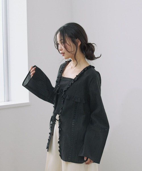 Alumu.(エルム)の「AM650301フリルVネックシアーブラウス(シャツ/ブラウス・レディース・ブラック/オフホワイト・FREE)」の8枚目の写真