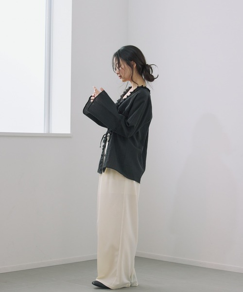 Alumu.(エルム)の「AM650301フリルVネックシアーブラウス(シャツ/ブラウス・レディース・ブラック/オフホワイト・FREE)」の5枚目の写真
