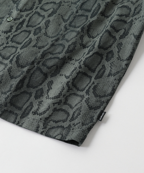 Carhartt WIP(カーハートダブリューアイピー)の「CARHARTT WIP / カーハート ダブリューアイピー S/S SNAKE CAMO SHIRT(シャツ/ブラウス・メンズ・オリーブ・LARGE/MEDIUM)」の4枚目の写真