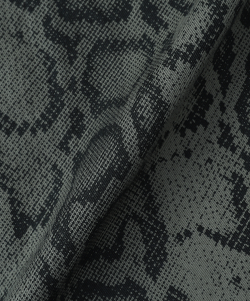 Carhartt WIP(カーハートダブリューアイピー)の「CARHARTT WIP / カーハート ダブリューアイピー S/S SNAKE CAMO SHIRT(シャツ/ブラウス・メンズ・オリーブ・LARGE/MEDIUM)」の5枚目の写真