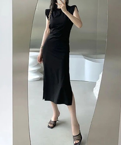 mielu(ミエル)の「パワーショルダーロングワンピース(ワンピース・レディース・ブラック・SMALL/MEDIUM)」の1枚目の写真