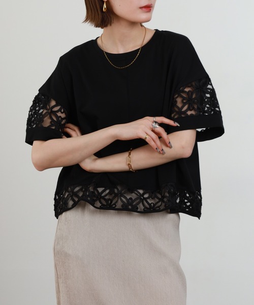 EGLANTINE(エグランティーヌ)の「EGLANTINE フラワーレース切り替えカットソー(Tシャツ/カットソー・レディース・ブラック/グレイッシュブルー/オフホワイト・38)」の1枚目の写真
