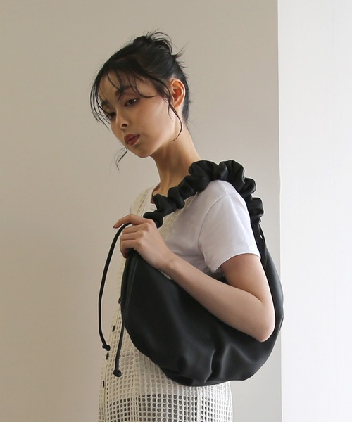 No one knows（ノーワンノーズ）の「ZOZO限定 ギャザーハーフムーンバッグ（トートバッグ・レディース・ブラック/ライトブラウン・FREE）」の14枚目の写真