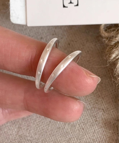 LA VORAGINE(ラ ヴォラジネ)の「金属アレルギー対応スターモチーフ マットシルバー リング 細身 ミニマル レイヤード アクセ(リング・レディース・シルバー・FREE)」の6枚目の写真