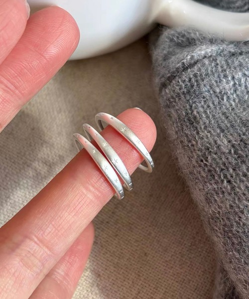 LA VORAGINE(ラ ヴォラジネ)の「金属アレルギー対応スターモチーフ マットシルバー リング 細身 ミニマル レイヤード アクセ(リング・レディース・シルバー・FREE)」の5枚目の写真