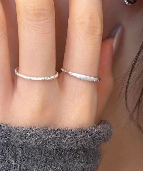 LA VORAGINE(ラ ヴォラジネ)の「金属アレルギー対応スターモチーフ マットシルバー リング 細身 ミニマル レイヤード アクセ(リング・レディース・シルバー・FREE)」の4枚目の写真