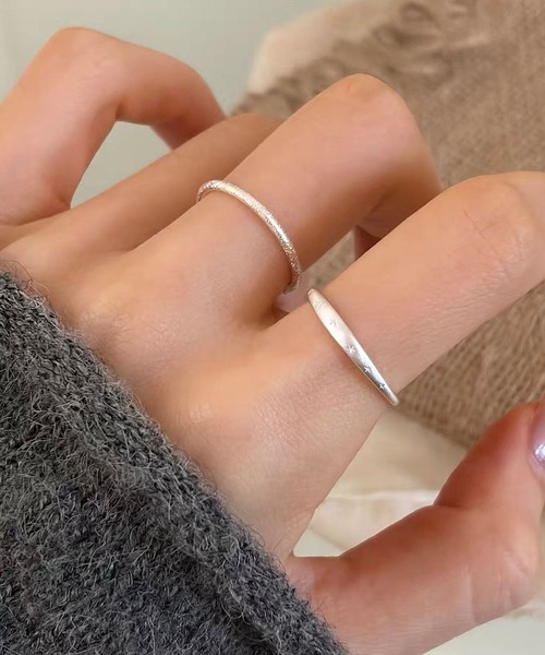 LA VORAGINE(ラ ヴォラジネ)の「金属アレルギー対応スターモチーフ マットシルバー リング 細身 ミニマル レイヤード アクセ(リング・レディース・シルバー・FREE)」の2枚目の写真