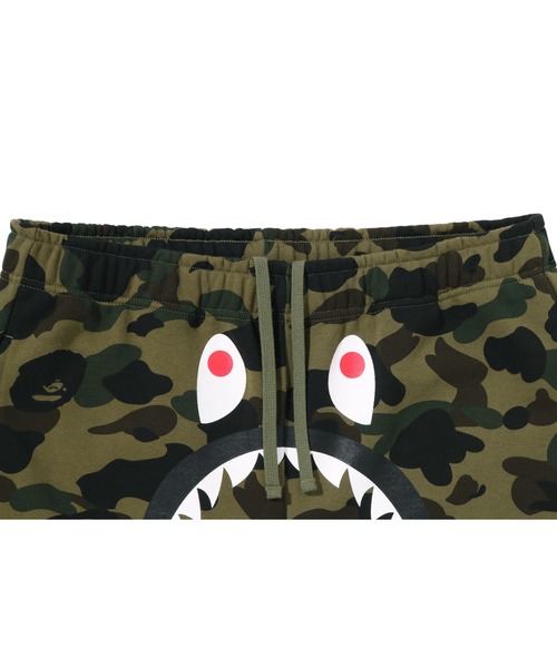 A BATHING APE（アベイシングエイプ）の「1ST CAMO SHARK SWEAT SHORTS（スウェットパンツ・メンズ・イエロー/グリーン・X-LARGE/MEDIUM/SMALL/XX-LARGE/LARGE）」の5枚目の写真