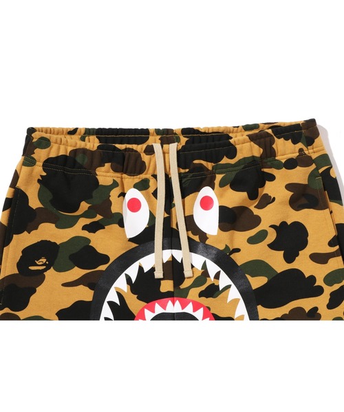 A BATHING APE（アベイシングエイプ）の「1ST CAMO SHARK SWEAT SHORTS（スウェットパンツ・メンズ・イエロー/グリーン・X-LARGE/MEDIUM/SMALL/XX-LARGE/LARGE）」の6枚目の写真