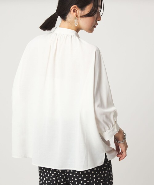 green label relaxing(グリーンレーベルリラクシング)の「【WEB限定】<at ease>ノーカラー ギャザー ブラウス UVカット 通気性(シャツ/ブラウス・レディース・ダークグレー/ホワイト/コバルトブルー・FREE)」の20枚目の写真