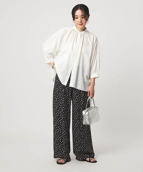 green label relaxing(グリーンレーベルリラクシング)の「【WEB限定】<at ease>ノーカラー ギャザー ブラウス UVカット 通気性(シャツ/ブラウス・レディース・ダークグレー/ホワイト/コバルトブルー・FREE)」の21枚目の写真