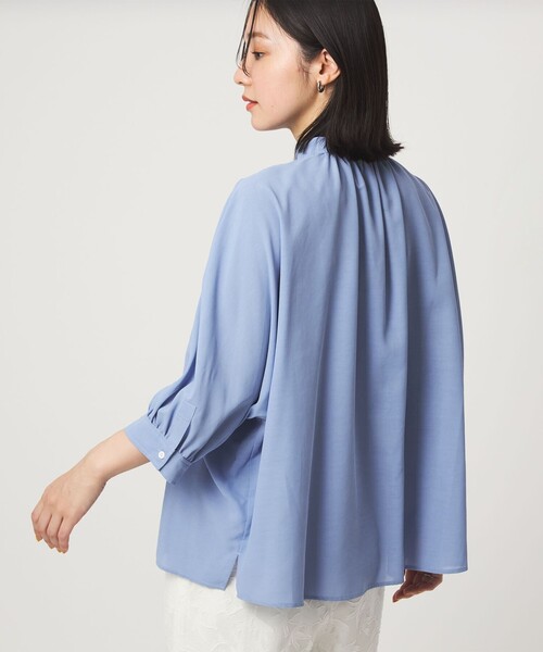 green label relaxing(グリーンレーベルリラクシング)の「【WEB限定】<at ease>ノーカラー ギャザー ブラウス UVカット 通気性(シャツ/ブラウス・レディース・ダークグレー/ホワイト/コバルトブルー・FREE)」の13枚目の写真