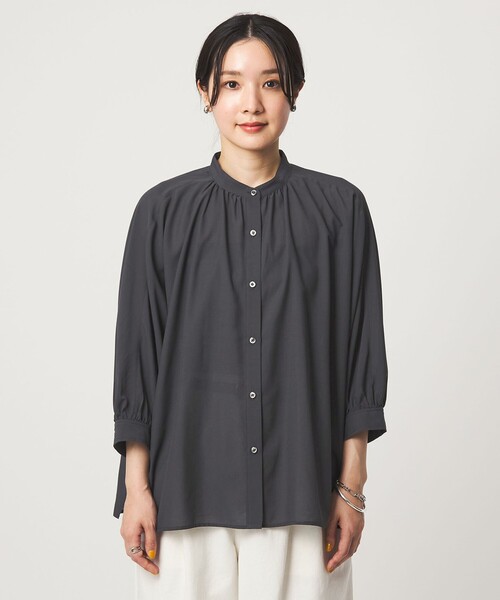 green label relaxing(グリーンレーベルリラクシング)の「【WEB限定】<at ease>ノーカラー ギャザー ブラウス UVカット 通気性(シャツ/ブラウス・レディース・ダークグレー/ホワイト/コバルトブルー・FREE)」の17枚目の写真