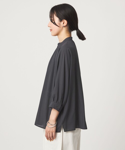 green label relaxing(グリーンレーベルリラクシング)の「【WEB限定】<at ease>ノーカラー ギャザー ブラウス UVカット 通気性(シャツ/ブラウス・レディース・ダークグレー/ホワイト/コバルトブルー・FREE)」の10枚目の写真
