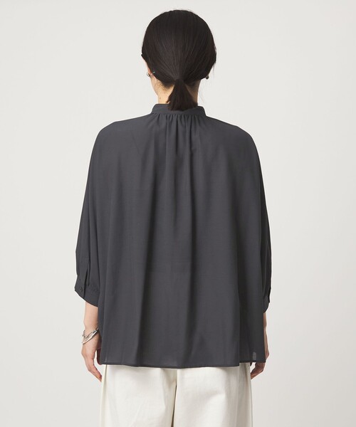 green label relaxing(グリーンレーベルリラクシング)の「【WEB限定】<at ease>ノーカラー ギャザー ブラウス UVカット 通気性(シャツ/ブラウス・レディース・ダークグレー/ホワイト/コバルトブルー・FREE)」の11枚目の写真