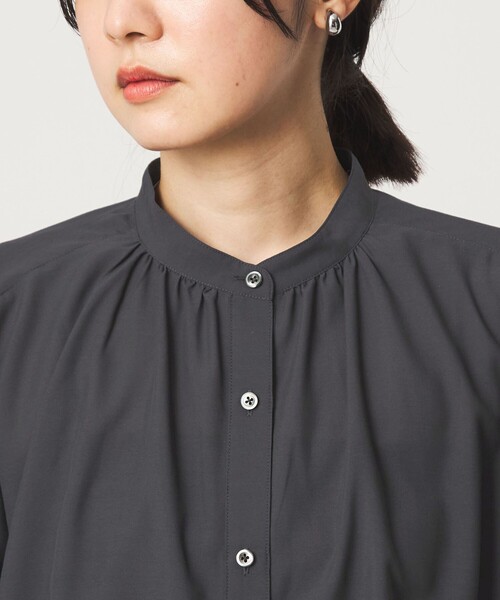 green label relaxing(グリーンレーベルリラクシング)の「【WEB限定】<at ease>ノーカラー ギャザー ブラウス UVカット 通気性(シャツ/ブラウス・レディース・ダークグレー/ホワイト/コバルトブルー・FREE)」の4枚目の写真