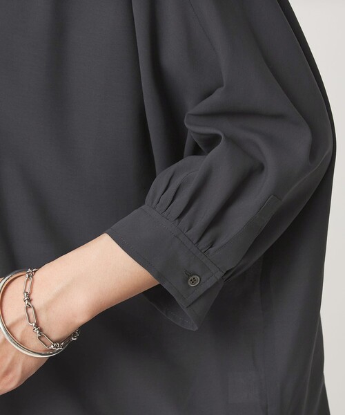 green label relaxing(グリーンレーベルリラクシング)の「【WEB限定】<at ease>ノーカラー ギャザー ブラウス UVカット 通気性(シャツ/ブラウス・レディース・ダークグレー/ホワイト/コバルトブルー・FREE)」の5枚目の写真