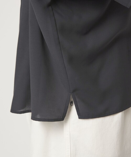 green label relaxing(グリーンレーベルリラクシング)の「【WEB限定】<at ease>ノーカラー ギャザー ブラウス UVカット 通気性(シャツ/ブラウス・レディース・ダークグレー/ホワイト/コバルトブルー・FREE)」の6枚目の写真