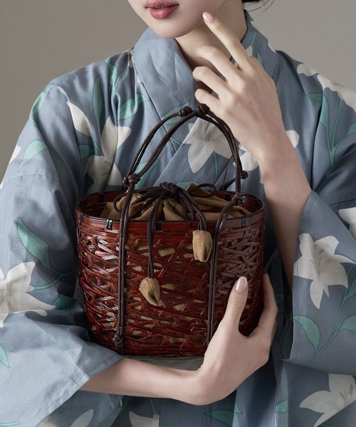 asaka(アサカ)の「巾着付きブラウンかごバッグ 浴衣用(かごバッグ・レディース・ピンク/ライトブルー/ワインレッド/マスタード/アイボリー・FREE)」の3枚目の写真