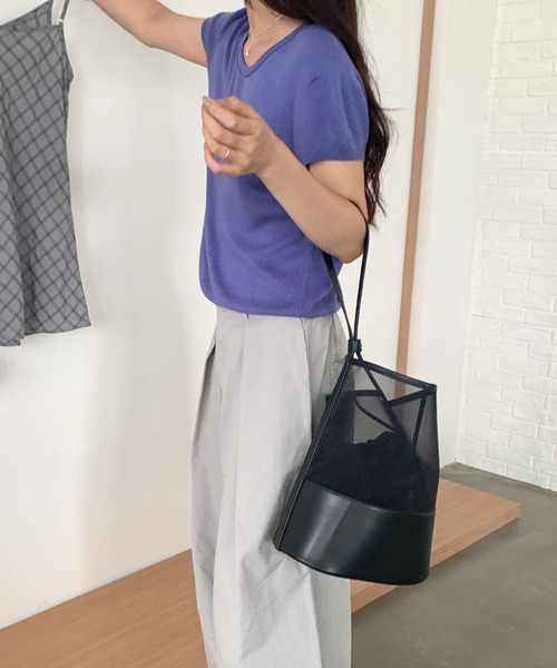 FINEnough(ファインナフ)の「巾着付きシースルー切り替えバケツ型ショルダーバッグ(ショルダーバッグ・レディース・シルバー/ブラック・FREE)」の11枚目の写真