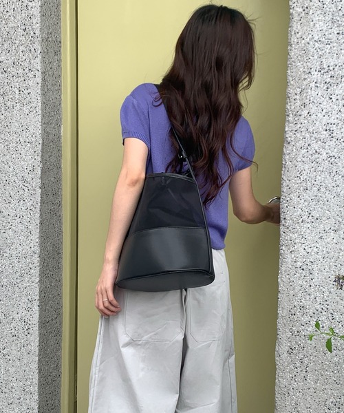 FINEnough(ファインナフ)の「巾着付きシースルー切り替えバケツ型ショルダーバッグ(ショルダーバッグ・レディース・シルバー/ブラック・FREE)」の12枚目の写真