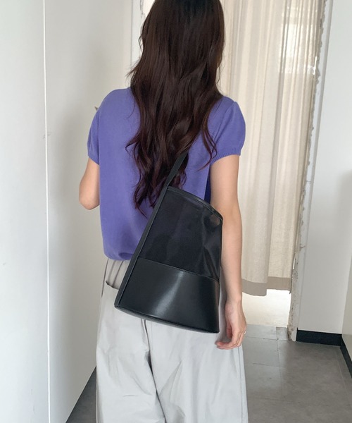FINEnough(ファインナフ)の「巾着付きシースルー切り替えバケツ型ショルダーバッグ(ショルダーバッグ・レディース・シルバー/ブラック・FREE)」の13枚目の写真