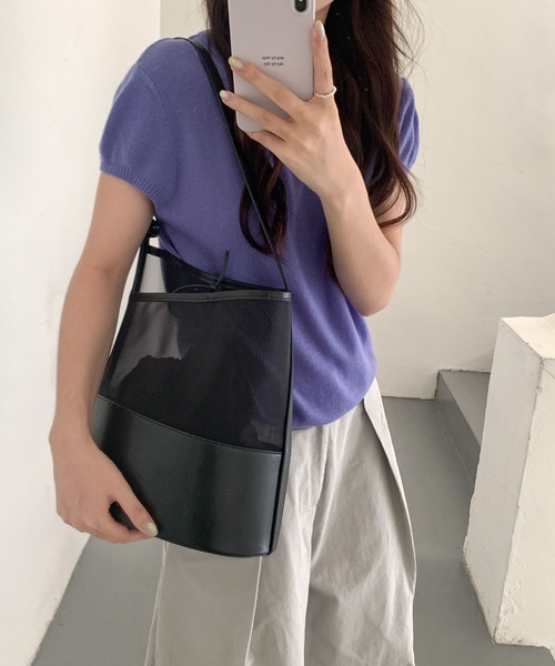 FINEnough(ファインナフ)の「巾着付きシースルー切り替えバケツ型ショルダーバッグ(ショルダーバッグ・レディース・シルバー/ブラック・FREE)」の18枚目の写真