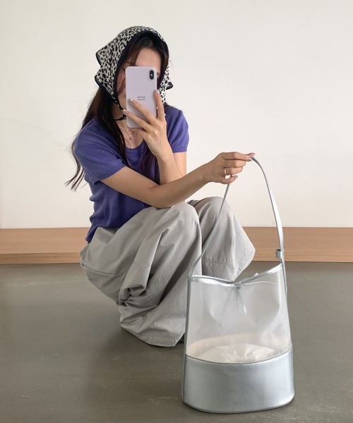 FINEnough(ファインナフ)の「巾着付きシースルー切り替えバケツ型ショルダーバッグ(ショルダーバッグ・レディース・シルバー/ブラック・FREE)」の22枚目の写真