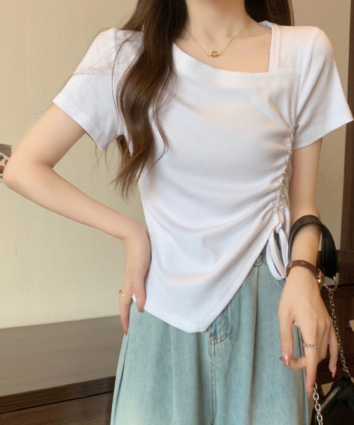 2ly2(トゥーリートゥー)の「アシンメトリーネック シャーリング 半袖リブTシャツ(Tシャツ/カットソー・レディース・ブラウン/ブラック/ホワイト・FREE)」の4枚目の写真