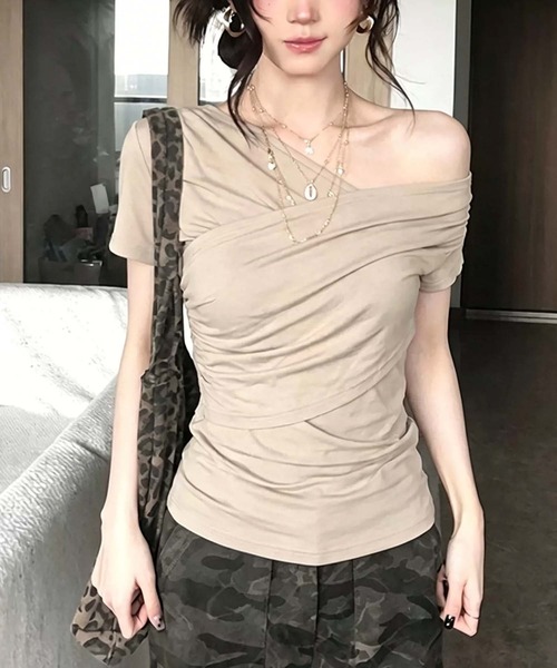 Girly Doll(ガーリードール)の「カシュクールオフショルサイドギャザートップス(その他トップス・レディース・モカ/ブラック・L/M)」の1枚目の写真