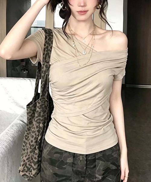 Girly Doll(ガーリードール)の「カシュクールオフショルサイドギャザートップス(その他トップス・レディース・モカ/ブラック・L/M)」の3枚目の写真
