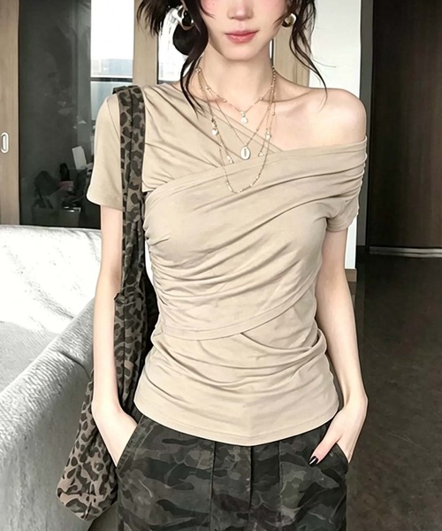 Girly Doll(ガーリードール)の「カシュクールオフショルサイドギャザートップス(その他トップス・レディース・モカ/ブラック・L/M)」の4枚目の写真