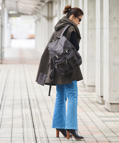 LeSportsac(レスポートサック)の「【Essential Collection×Naoko Okusa】MODERN FLAP BACKPACK3 ダークチョコレートC(バックパック/リュック・レディース・ブラウン・FREE)」の3枚目の写真