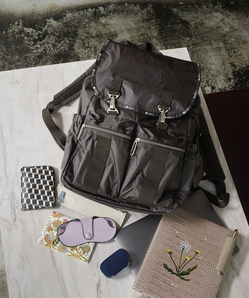 LeSportsac(レスポートサック)の「【Essential Collection×Naoko Okusa】MODERN FLAP BACKPACK3 ダークチョコレートC(バックパック/リュック・レディース・ブラウン・FREE)」の7枚目の写真
