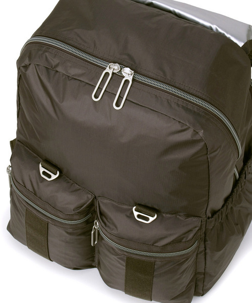 LeSportsac(レスポートサック)の「【Essential Collection×Naoko Okusa】MODERN FLAP BACKPACK3 ダークチョコレートC(バックパック/リュック・レディース・ブラウン・FREE)」の11枚目の写真