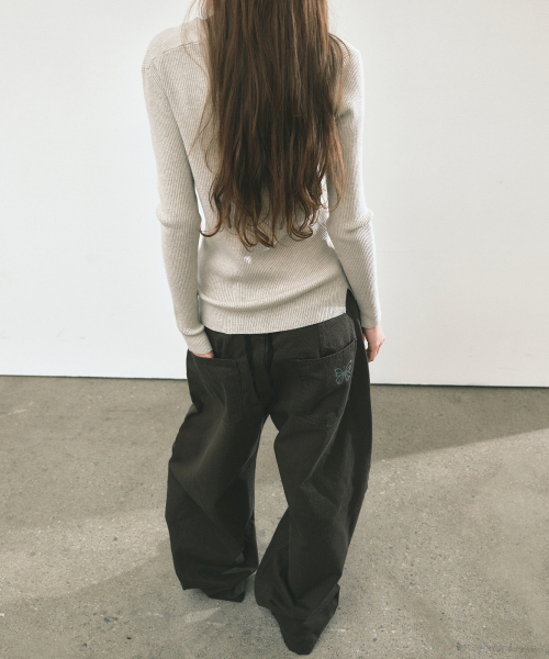 NICK&NICOLE(ニックアンドニコール)の「RIVET カーブワイドパンツ_カーキ(その他パンツ・レディース・カーキ・SMALL/MEDIUM/LARGE)」の2枚目の写真