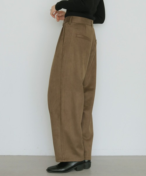 cheriella(シェリエラ)の「【cheriella】スウェードカーブパンツ SUEDE CURVE PANTS(チノパンツ・レディース・ブラック/ブラウン/アイボリー・FREE)」の1枚目の写真