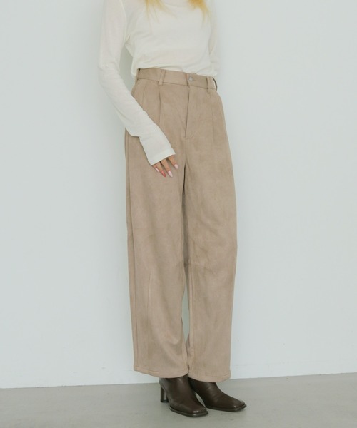 cheriella(シェリエラ)の「【cheriella】スウェードカーブパンツ SUEDE CURVE PANTS(チノパンツ・レディース・ブラック/ブラウン/アイボリー・FREE)」の2枚目の写真