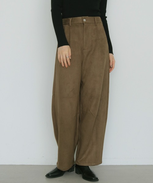 cheriella(シェリエラ)の「【cheriella】スウェードカーブパンツ SUEDE CURVE PANTS(チノパンツ・レディース・ブラック/ブラウン/アイボリー・FREE)」の15枚目の写真