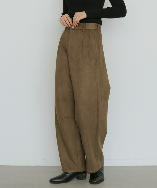 cheriella(シェリエラ)の「【cheriella】スウェードカーブパンツ SUEDE CURVE PANTS(チノパンツ・レディース・ブラック/ブラウン/アイボリー・FREE)」の16枚目の写真
