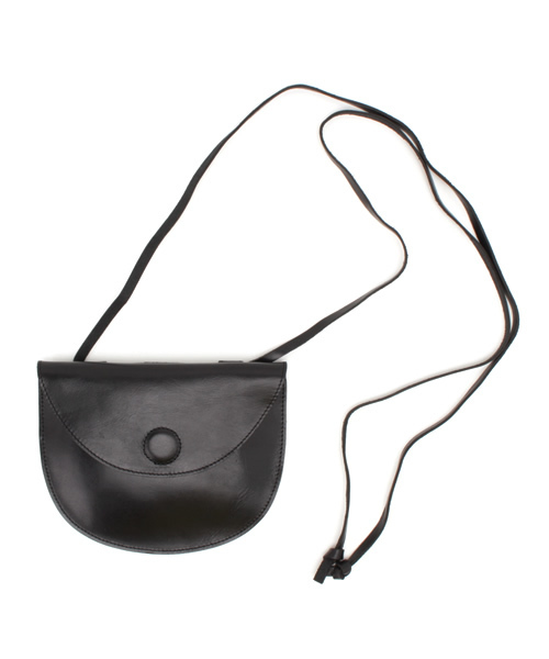 SLY（スライ）の「LEATHER HALF CIRCLE BELT PACK（ショルダーバッグ・レディース・ライトベージュ/ブラック・FREE）」の2枚目の写真