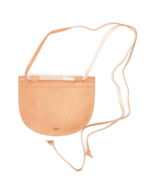 SLY（スライ）の「LEATHER HALF CIRCLE BELT PACK（ショルダーバッグ・レディース・ライトベージュ/ブラック・FREE）」の3枚目の写真